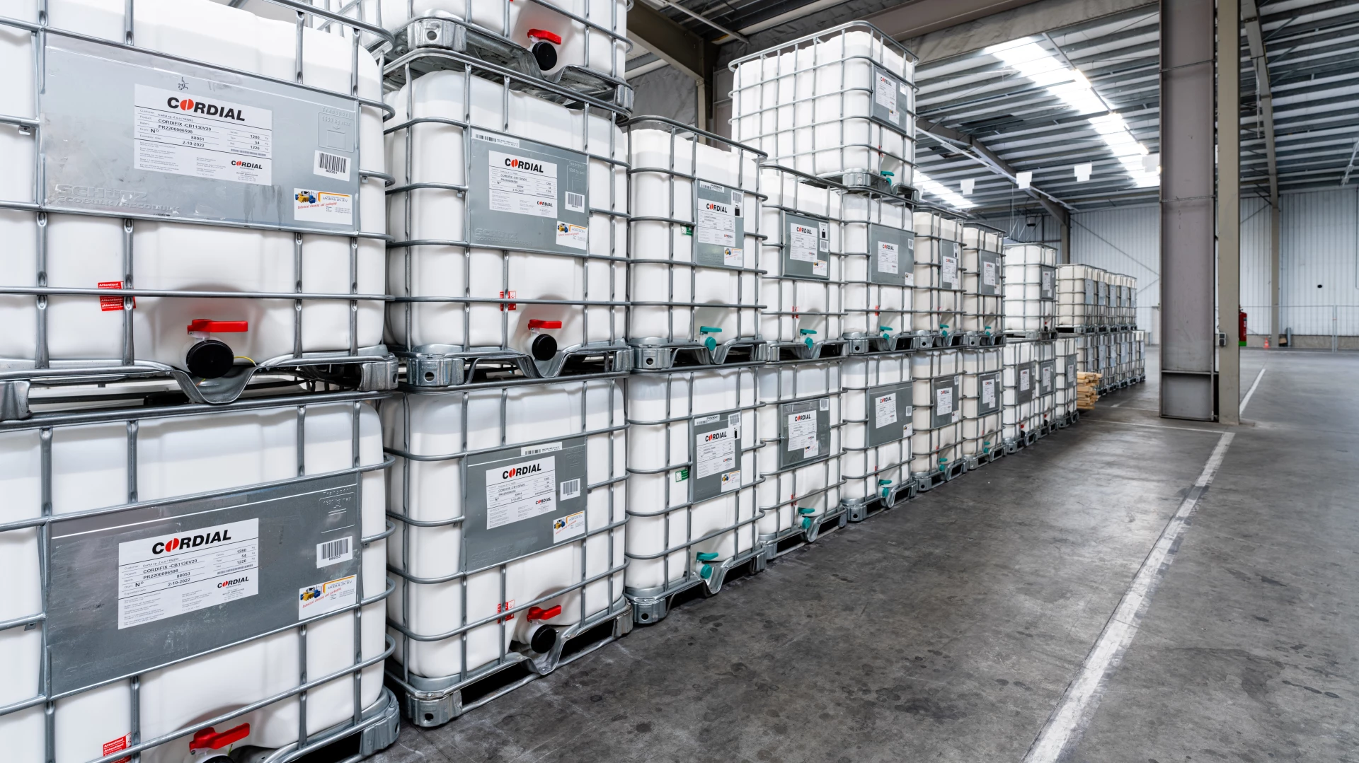 1.000 litrelik IBC tanklarda sıvı tutkal